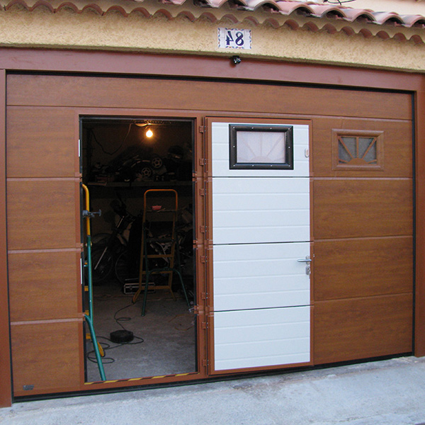 Porte de garage avec portillon